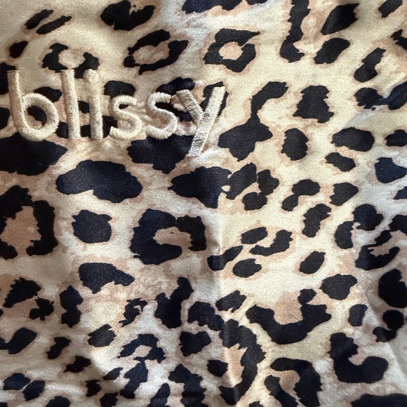 Blissy Leopard Pattern Pillowcase - Picture 3 of 6